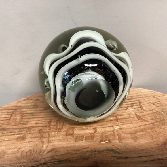 ⚫️ Vintage & Beautiful - Black & White Blown Glass Art Sphere Paperweight Decor - Picture 7 of 10